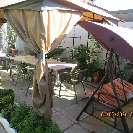 Δωμάτια σε οικογενειακή κατοικία Nikol Năvodari